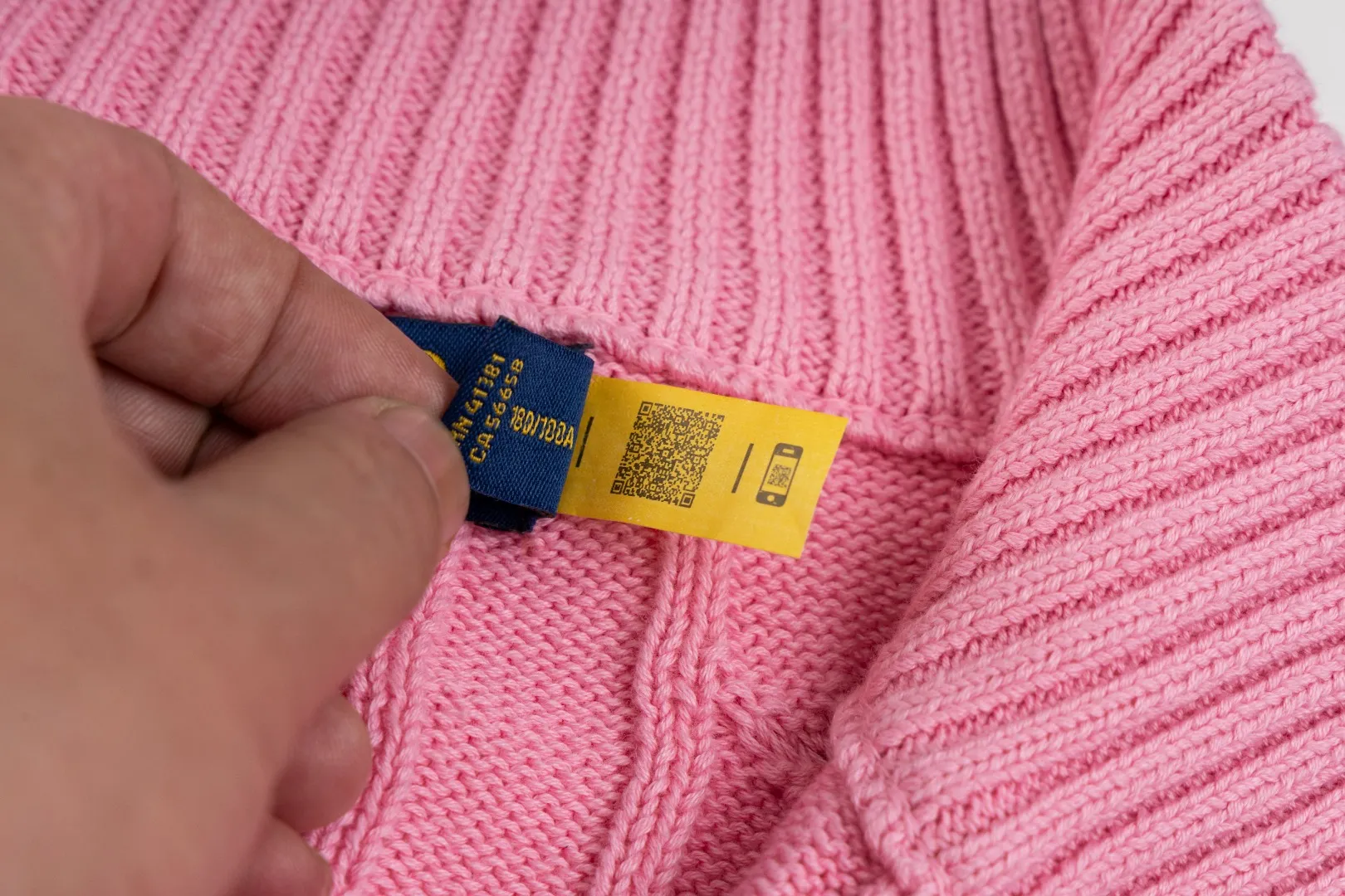 P236 #R92 RALPH LAUREN Ralph Lauren fifteen colors classic small label embroidery logo turtleneck pullover half-zip knitted cable sweater with high-density LOGO embroidery on the chest and original customized tag accessories. Made of pure cotton yarn, pure cotton is skin-friendly and comfortable, small label war horse embroidered twist turtleneck sweater 🐎 high quality, follow the blogger to learn how to wear it! Let’s buy a Ralph Lauren cable sweater. It’s a super hard-to-find series after it became popular. It’s hard to find one on the official website. It’s simple and practical to wear, with a lazy and loose feel. The thickened fabric has more texture, feels soft and delicate, and has a loose fit. Whether worn alone or layered, you can wear different styles of fashion with just one piece!   Size：XS S M L